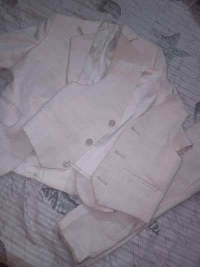 kids suits ,10/10 half white 3 piece suit with wasket