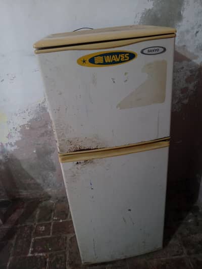 sanyo fridge medium size