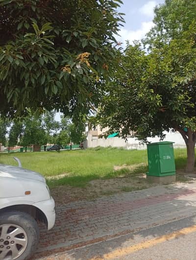 20 + 20 MARLA PEAR PLOT IN BAHRIA TOWN LAHORE GOOD LOCATION LOW COST