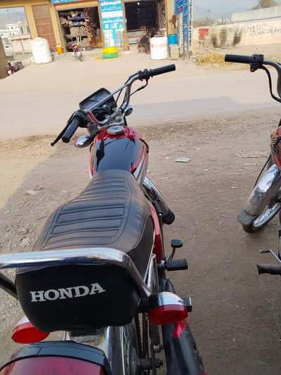 Honda 125 red color,very good condition
