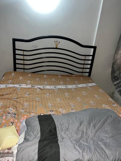 Iron bed queen size