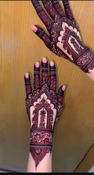 Mehndi artist