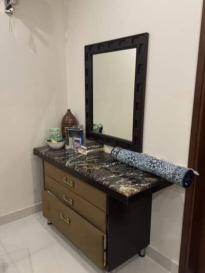 Dressing Table Without Showpieces