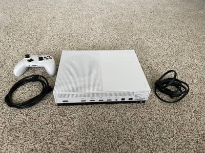X Box One S 512 GB with 2 Controllers and Game Pass