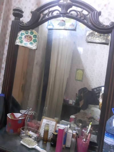 i am selling bed its colour is black and its condition is ok