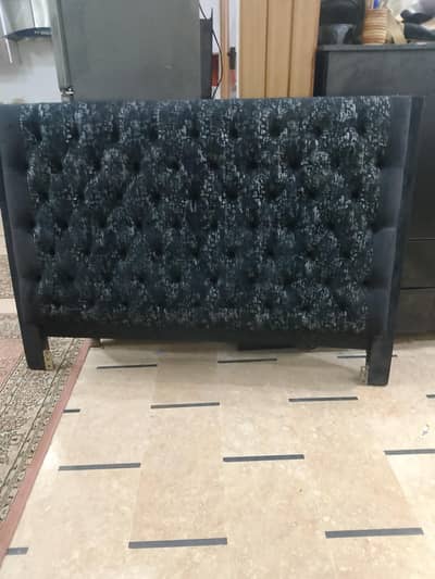 poshing Wala bed  ka head side frame ha