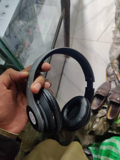The item in the picture is a pair of Prtukyt 8s wireless headphones.