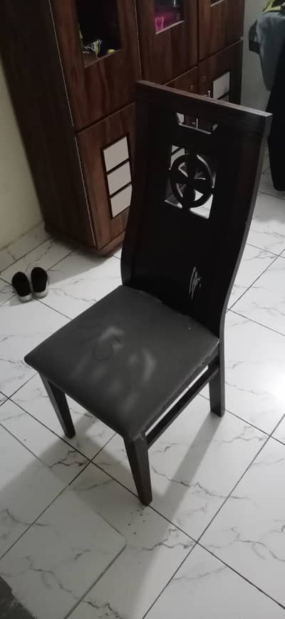 urgently selling my six chairs Dinning table