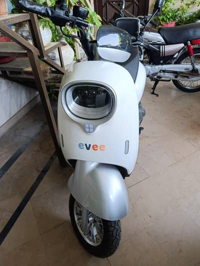 evee electric scooty for sale 200km driven only