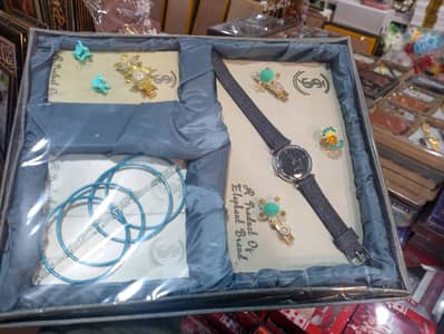 Luxury Watch Gift Set For Ladies available in wholesale price