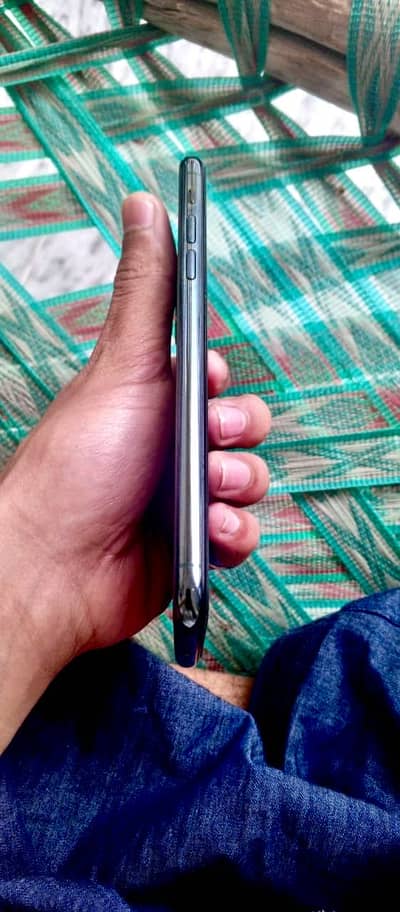 I am selling this phone 11 pro max