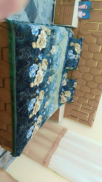 king saiz bed and 2 said tebels long mirror 3 seetr diwan  8 month use