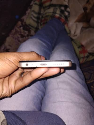 mobile chalnay me bilkul ok ha cover ki waja say pent utar gaya ha