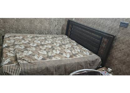 bed or gadda sat hain (gadda 8 inches ka hai)