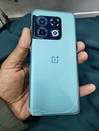 OnePlus 10 pro 5G 12/256 hai back crack hai. Panel main aik line hai