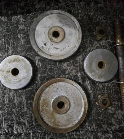 dumbbells gym iska sath 4 or plates ha