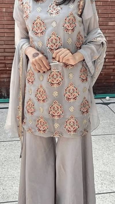 3pc ready to wear formal outfit worn once Perfect condition Size small