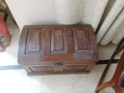 Rolling chair and storage box trunk. . cont no. 03132820019