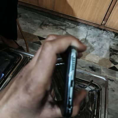 vivo y17 in 8/256 in good condition with no charger