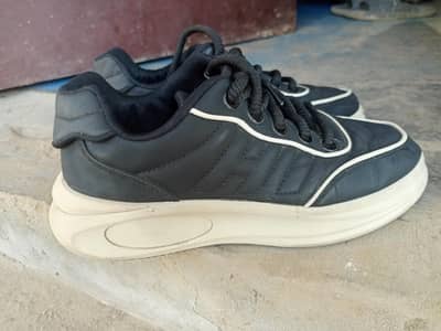 Black Casual Sneakers / Jogger Shoes – Good Condition