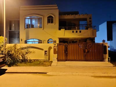 10 Marla House Available For Sell In Takbeer Block Bahria Town Lahore.