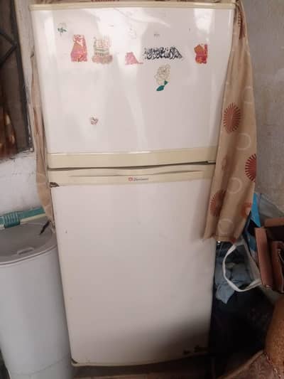 Dawlance ka fridge hai bilkul okay hai leakage nahi hai
