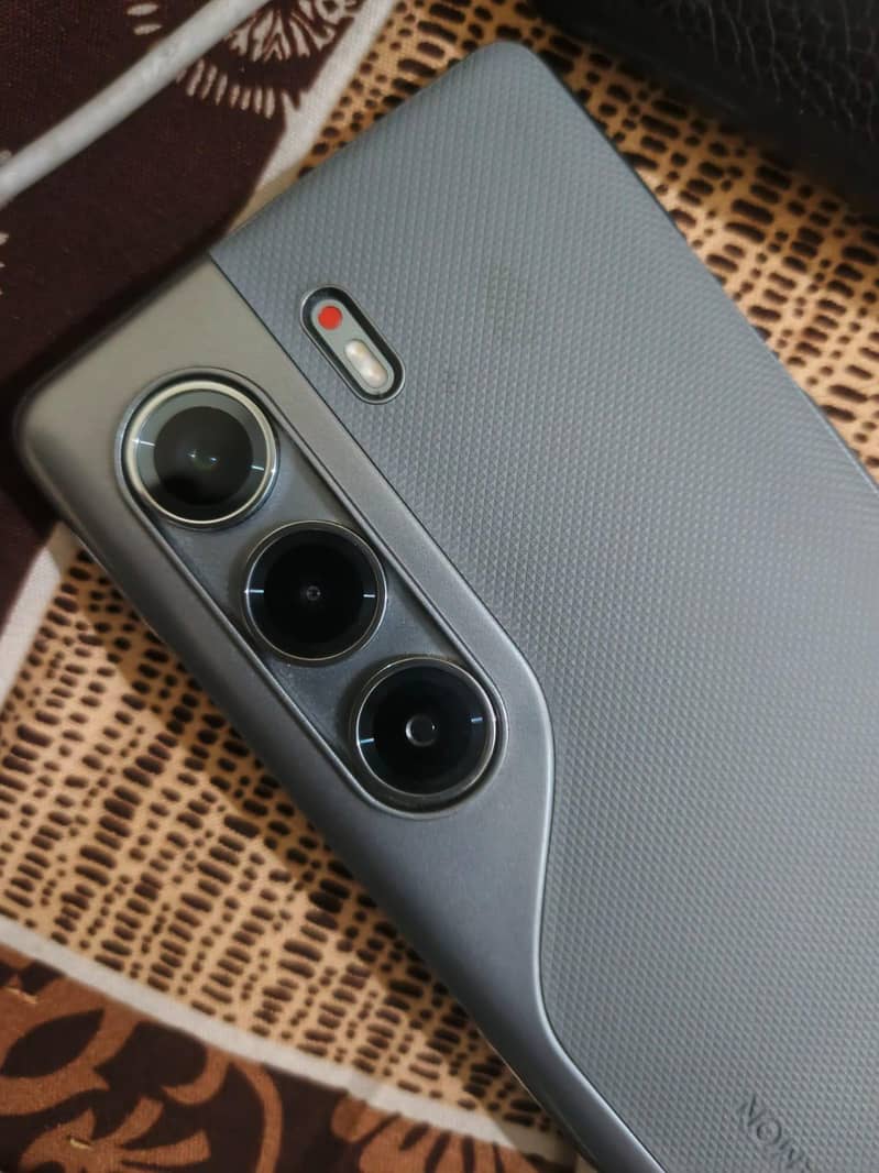 Techno camon 40 pro 2