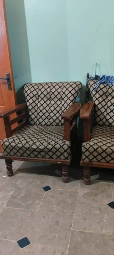 sofa set bilkul new condition me hai only serious buyers contact me
