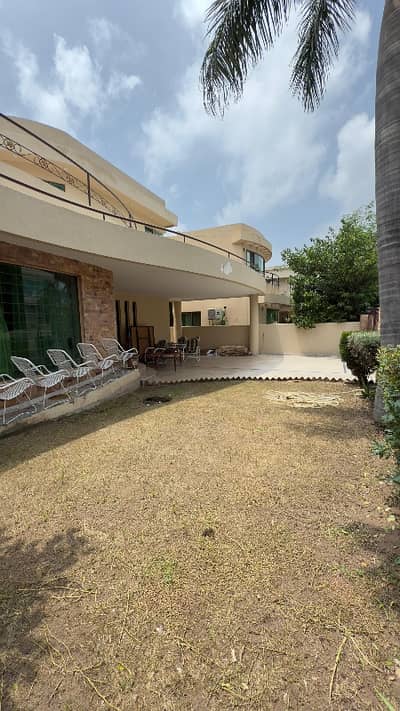 01 Kanal Fully Maintained Sightly Used Super Hot Located Bungalow Is Available For Sale In DHA Phase 4 With Basement, Near to Park (100% Original pics)