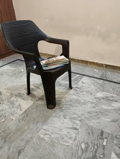 single chair with 10/10 condition