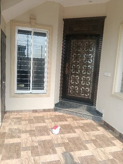 central park 5 Marla House available for rent prime location gas Pani bijle available