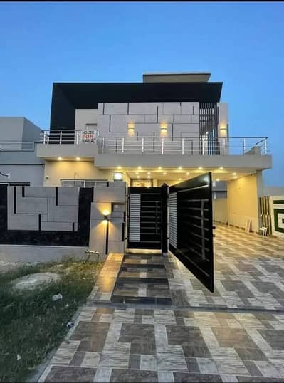 Central Park 10 Marla House Available For Sale Prime Location Near To Park And Masjid Solid Construction. .