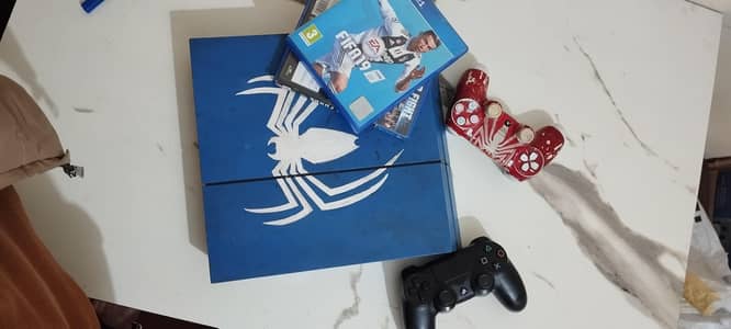 Ps4 with 2 disk and 2 controller