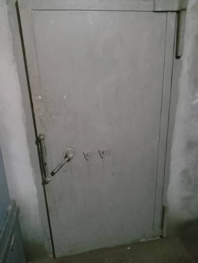 A heavy weight bank door