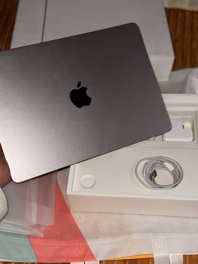 MacBook Air M3 13”16/512 Only 10cycles used full box