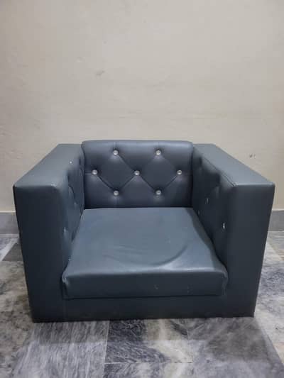 1 Sofa For sale urgent need cash  Bilkul saf ha koi khrb ni ha