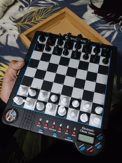 Electronic chess