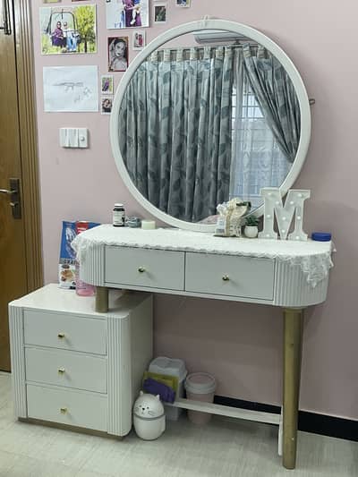 Built in light dresser table and mirror