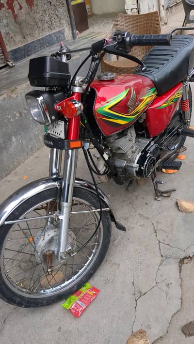 Honda 125 2018 ka stekar hey aur 17 ka number hey