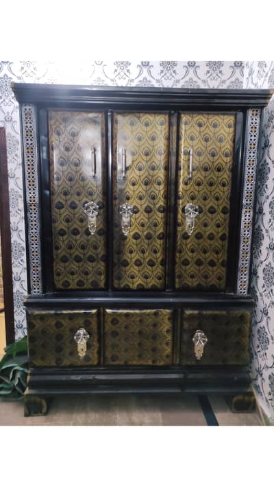 Almari 7 storage places in it