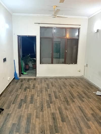 G 11/3 Housing foundation C type flat for Rent 3rd floor 3 bed 2bath tvl kitchen gas Available family beachlar