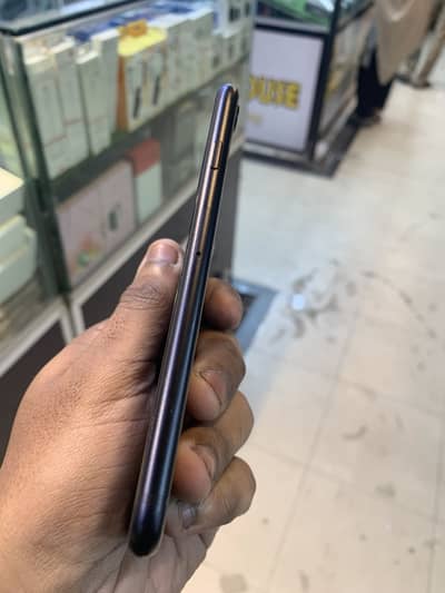 iPhone SE 2022 (3rd Gen) - 64GB - iOS 26.1 - Excellent Condition 