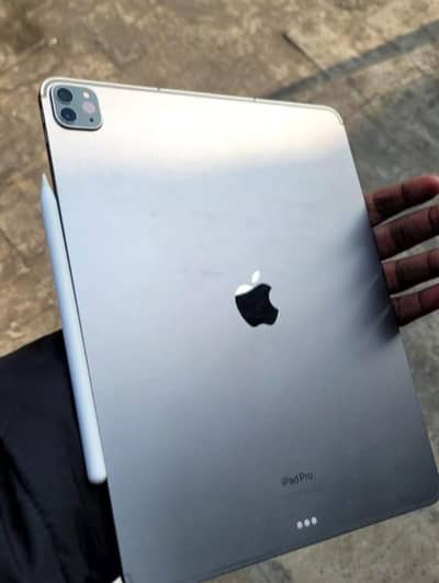 Apple iPad Pro M2 With Apple pencil