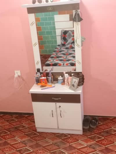 Bedroom Set 4 pees . . . . .