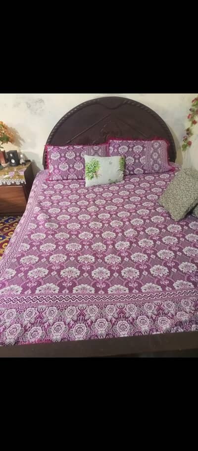 1 Queen size bed and 1 single bed.