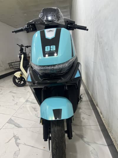 G9 electric scooty