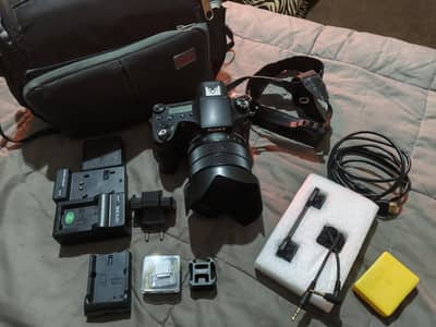 Sony RX10 III with F2.4-4 Large-Aperture 24-600mm Zoom Lens