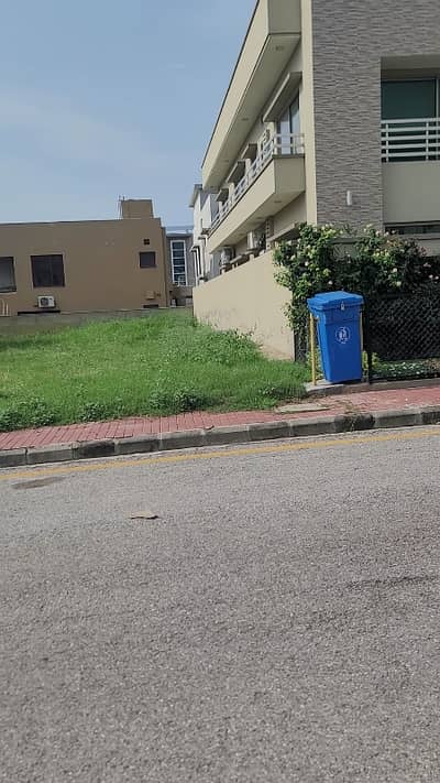 10 Marla Beautiful I Avenue Level Solid Sun Facing Big Front Plot For Sale Asking 1.08 Crore Negotiable