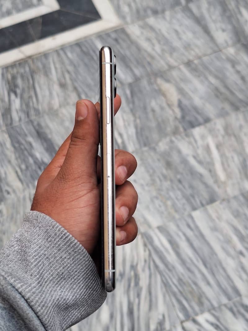 IPHONE 11 pro Max 4