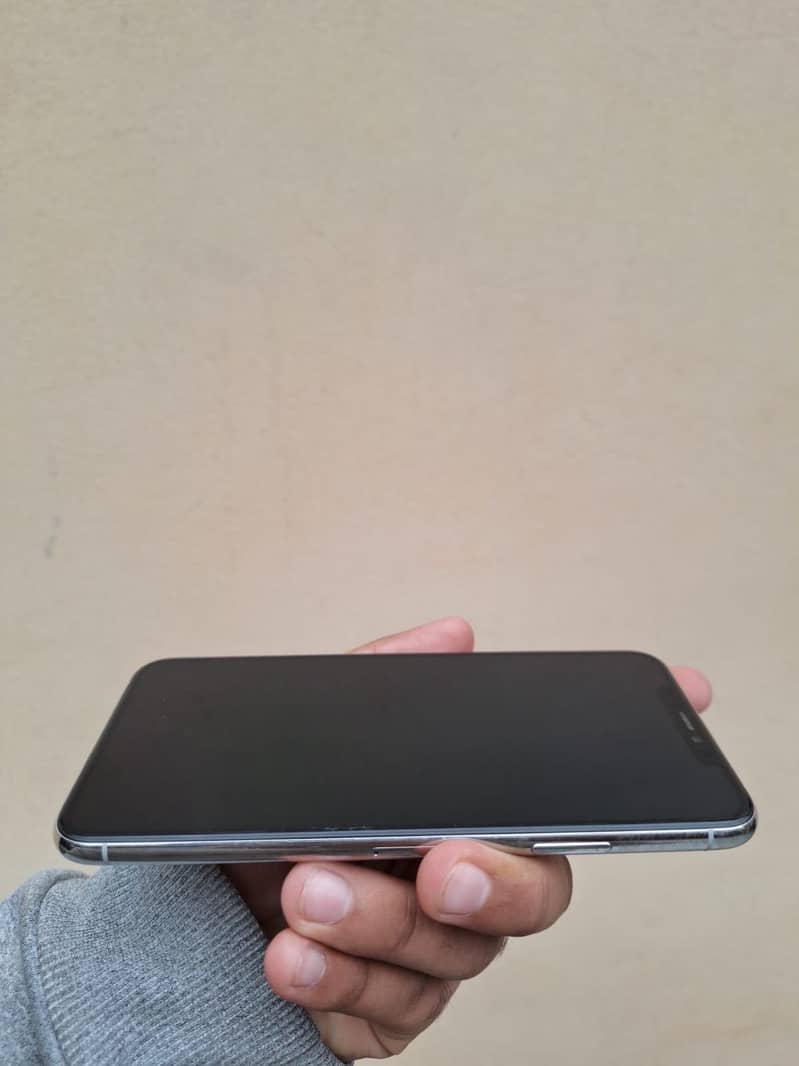IPHONE 11 pro Max 8